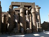 Louxor Temple Cour Ramses 2 0032